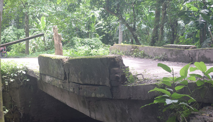 পরিত্যক্ত কালভার্টে  ঝুঁকি নিয়ে চলাচল