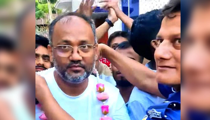 বিজয়ী প্রার্থীকে ফুলের মালা দিয়ে বরণ, এসআই প্রত্যাহার