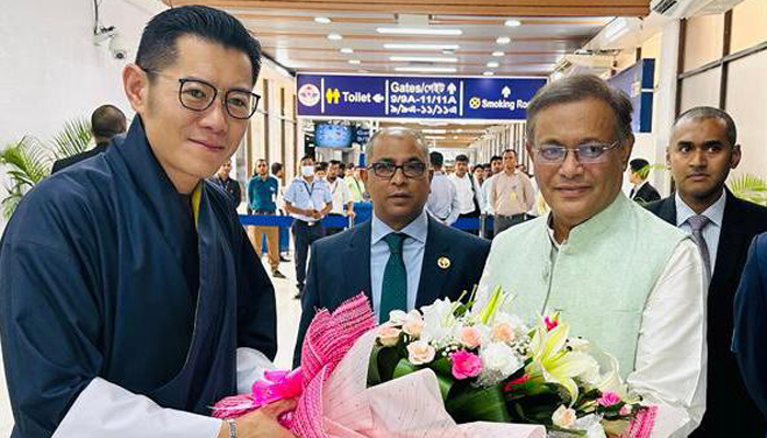 ভুটানের রাজাকে বিমানবন্দরে অভ্যর্থনা তথ্যমন্ত্রীর
