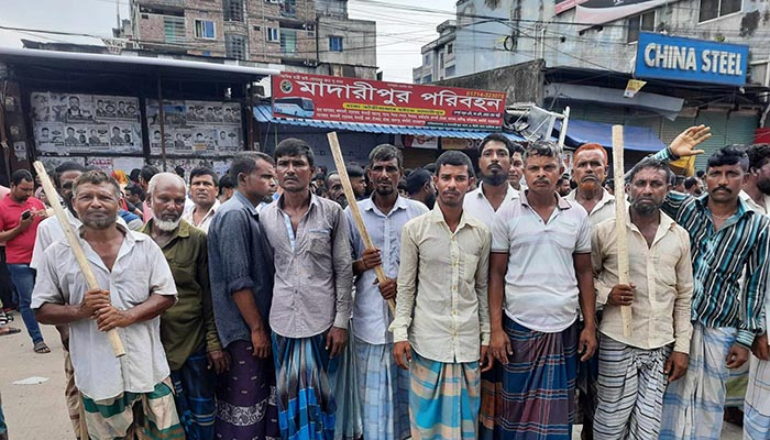 কেরাণীগঞ্জে লাঠিসোটা নিয়ে আ.লীগের অবস্থান