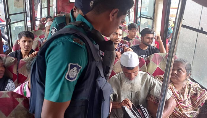 আবদুল্লাহপুরে বেড়েছে পুলিশ, বাসে ব্যাপক তল্লাশি