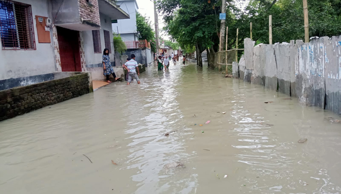বরিশালে ২ দিন ধরে তলিয়ে আছে নদী তীরবর্তী জনপদ বরিশালে ২ দিন ধরে তলিয়ে আছে নদী তীরবর্তী জনপদ