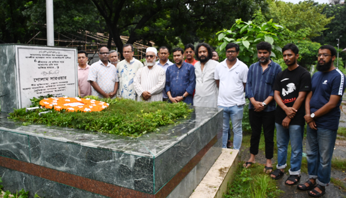 গোলাম সারওয়ারের কবরে সমকাল পরিবারের ফুলেল শ্রদ্ধা গোলাম সারওয়ারের কবরে সমকাল পরিবারের ফুলেল শ্রদ্ধা
