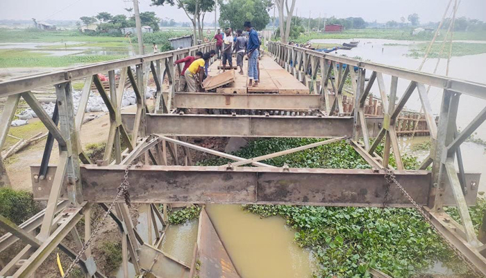 ভেঙে যাওয়া সেতুর সংস্কার হয়নি সাত দিনেও ভেঙে যাওয়া সেতুর সংস্কার হয়নি সাত দিনেও