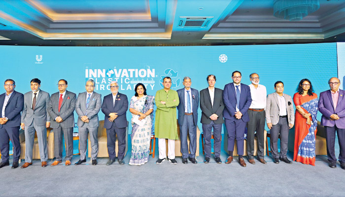 প্লাস্টিক বর্জ্যকে সম্পদে পরিণত করতে হবে প্লাস্টিক বর্জ্যকে সম্পদে পরিণত করতে হবে
