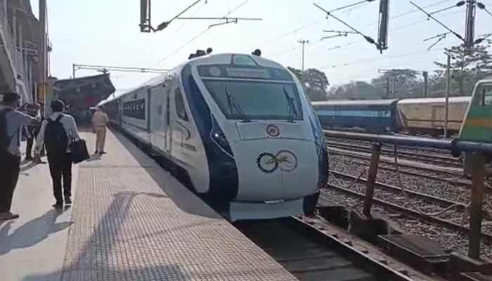 আজব কাণ্ডে থামল ট্রেন আজব কাণ্ডে থামল ট্রেন