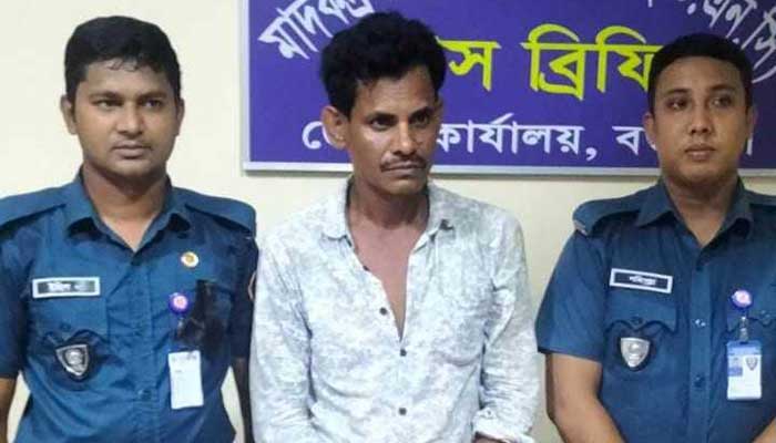 বগুড়ায় ১০ হাজার পিস ইয়াবাসহ বাসযাত্রী গ্রেপ্তার বগুড়ায় ১০ হাজার পিস ইয়াবাসহ বাসযাত্রী গ্রেপ্তার