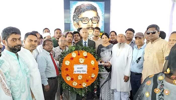 শহীদ শেখ কামালের জন্মবার্ষিকীতে বঙ্গবন্ধু পরিষদের শ্রদ্ধাজ্ঞাপন শহীদ শেখ কামালের জন্মবার্ষিকীতে বঙ্গবন্ধু পরিষদের শ্রদ্ধাজ্ঞাপন