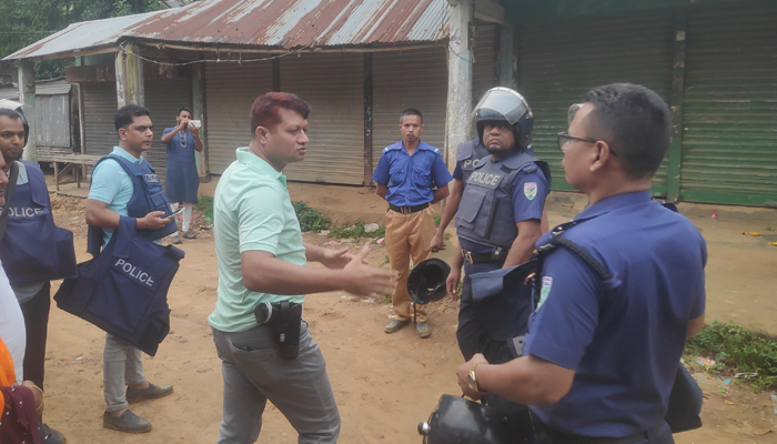 মৌলভীবাজারে জঙ্গি আস্তানা সন্দেহে বাড়ি ঘিরে রেখেছে আইনশৃঙ্খলা বাহিনী মৌলভীবাজারে জঙ্গি আস্তানা সন্দেহে বাড়ি ঘিরে রেখেছে আইনশৃঙ্খলা বাহিনী