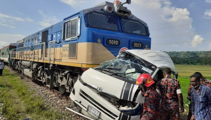 ৬ মাসে রেল দুর্ঘটনায় ১৩১ প্রাণহানি ৬ মাসে রেল দুর্ঘটনায় ১৩১ প্রাণহানি