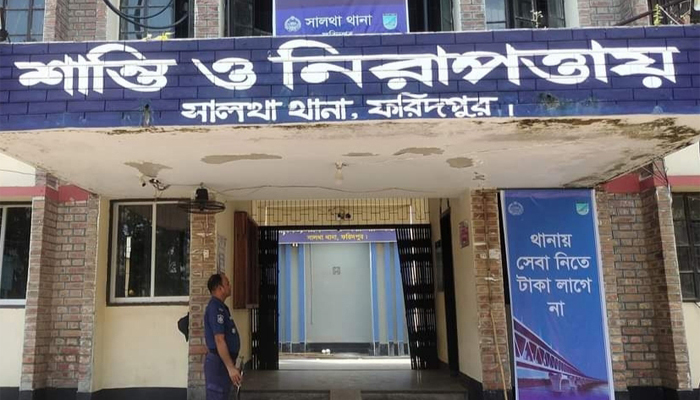 ঘরের আড়ার সঙ্গে ঝুলছিল গৃহবধূর মরদেহ ঘরের আড়ার সঙ্গে ঝুলছিল গৃহবধূর মরদেহ