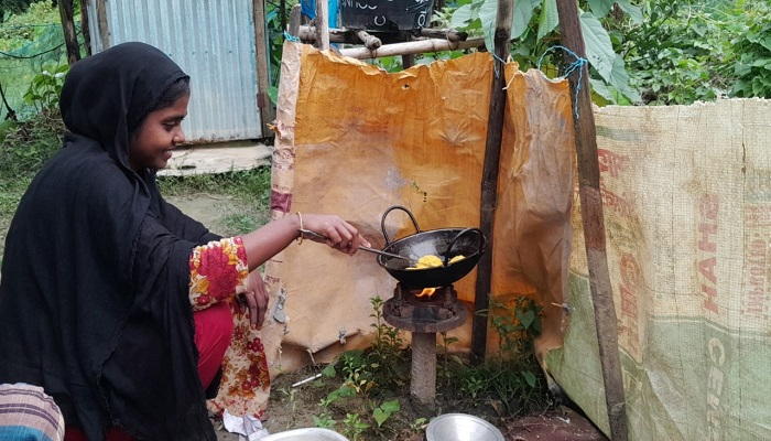 নলকূপ থেকে বের হচ্ছে গ্যাস, তাতেই চলছে রান্না