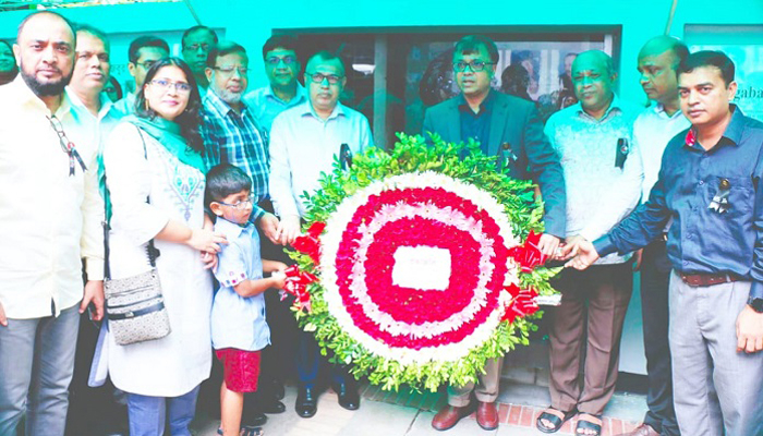 জাতির পিতার প্রতিকৃতিতে বিসিএসআইআর চেয়ারম্যানের শ্রদ্ধা