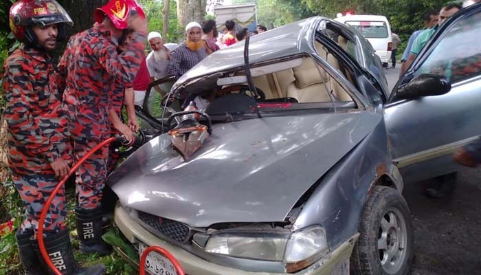 গৌরনদীতে গাছের সঙ্গে ধাক্কা প্রাইভেটকারের, নারী চিকিৎসক নিহত