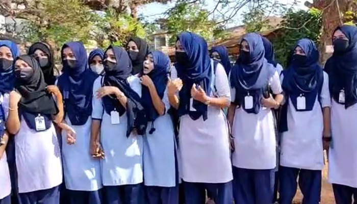 হিজাব পরা ছাত্রীদের স্কুলে ঢুকতে বাধা, প্রতিবাদ করায় ছাত্রকে মারধর