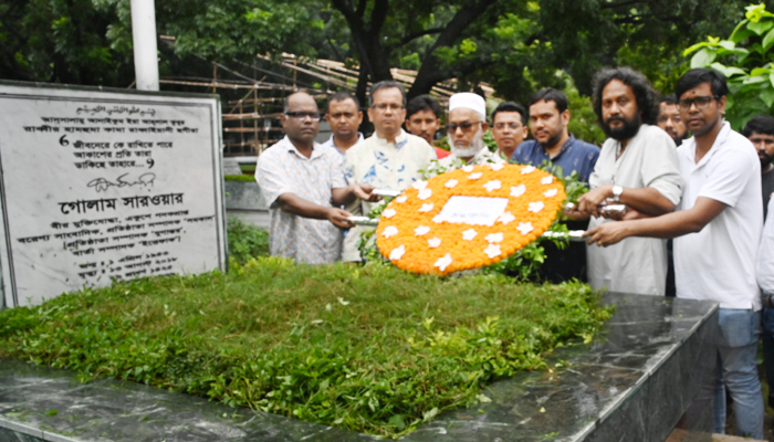 গোলাম সারওয়ারের কবরে সমকাল পরিবারের ফুলেল শ্রদ্ধা