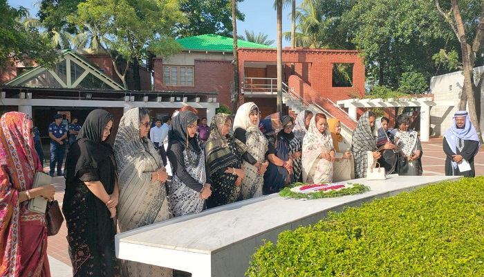 জাতির পিতার সমাধিতে মন্ত্রীদের সহধর্মিণীরা
