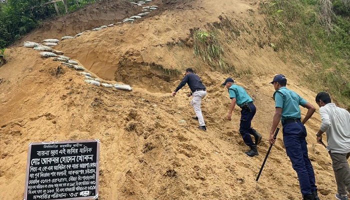 চট্টগ্রামে পাহাড় কাটায় ১৭ জনের বিরুদ্ধে মামলা