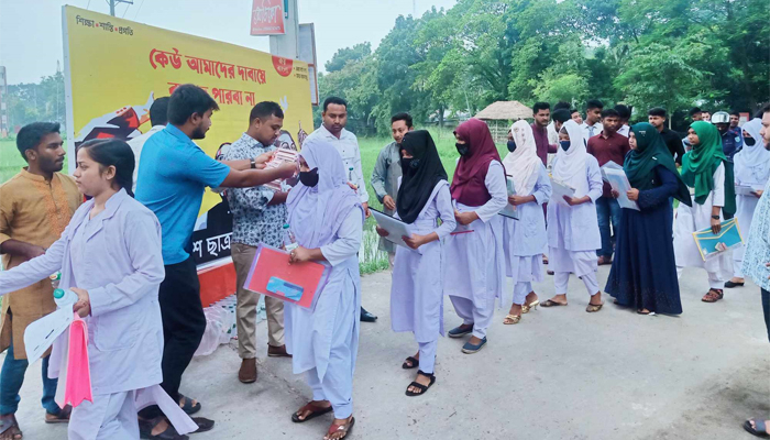 এইচএসসি পরিক্ষার্থীদের উপহার দিল ছাত্রলীগ
