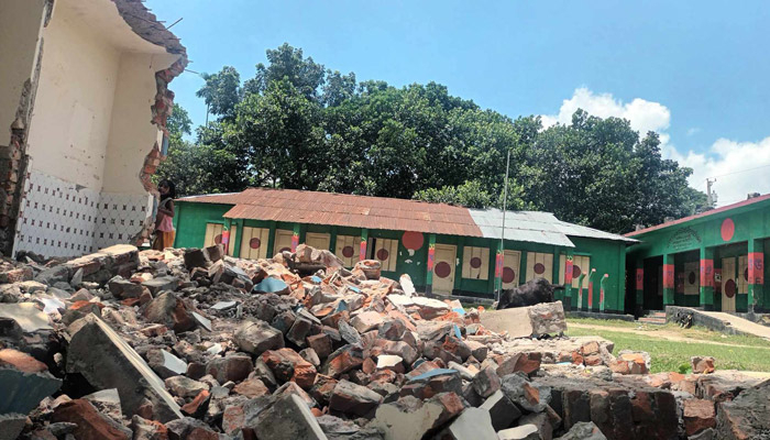 বৃষ্টিতে ভেঙে পড়েছে স্কুলের ওয়াশ ব্লক