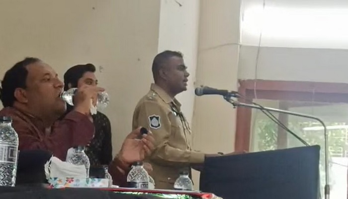 শোক দিবসের অনুষ্ঠানে অর্থমন্ত্রীর জন্য ভোট চাইলেন ওসি