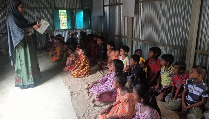 এক স্কুলের ক্লাস দুই উপজেলায়