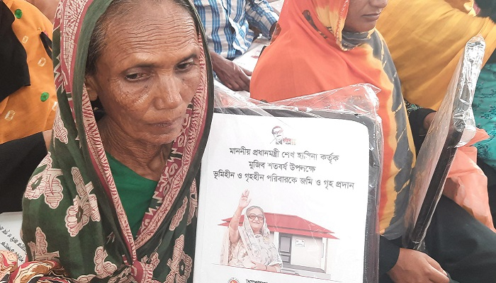‘শেখ হাসিনা সুখের  চাবি দিল’