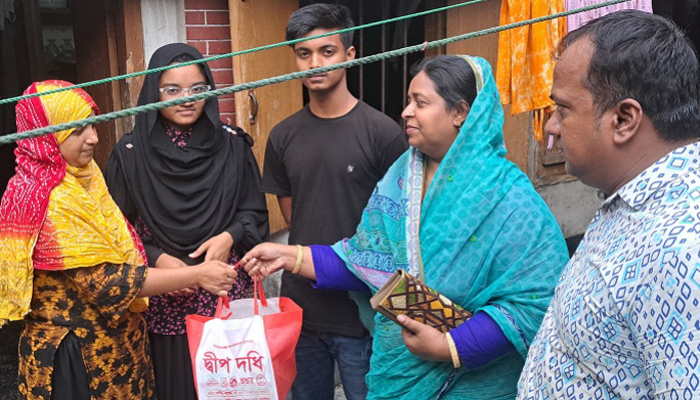 জমজ দুই ভাই বোনের বাড়িতে চীফ হুইপের মিষ্টি