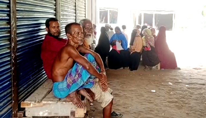 ত্রিশালে চালের বদলে টাকা ধরিয়ে দিলেন ডিলার