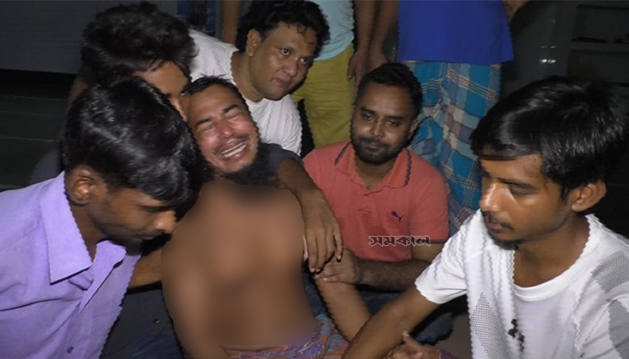 বেঁচে ফেরা যাত্রীরা নদীতীরে নিখোঁজদের অপেক্ষায়