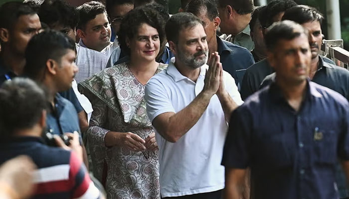 লোকসভায় রাহুল গান্ধী, মিষ্টি খাইয়ে জোট নেতাদের আনন্দ উদযাপন