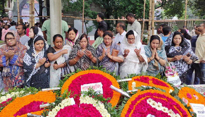 বঙ্গমাতা শেখ ফজিলাতুন নেছা মুজিবের সমাধিতে মহিলা আওয়ামী লীগের শ্রদ্ধা