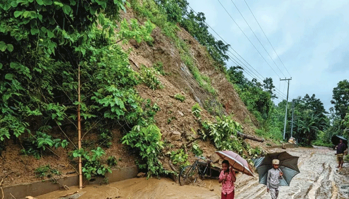 পাহাড় ধসে সড়কের ক্ষতি ১৪ কোটি টাকা