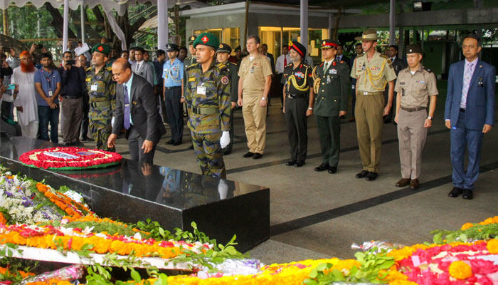 বঙ্গবন্ধুর প্রতিকৃতিতে বিভিন্ন দেশের ৮ সামরিক উপদেষ্টার শ্রদ্ধা