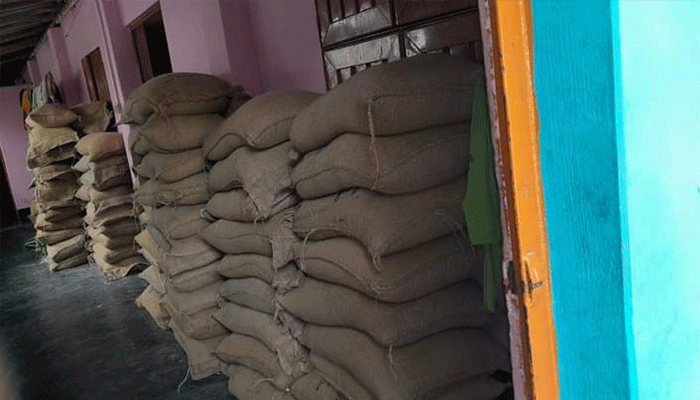 নেতার বাড়িতে সরকারি ৭৩ বস্তা চাল