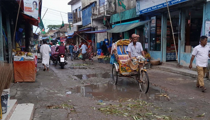পৌর সড়কে হাঁটাই কষ্ট