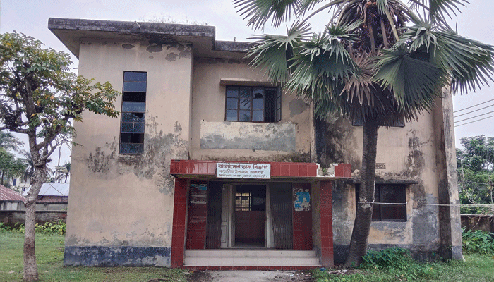 ভবনটি যেন মরণফাঁদ