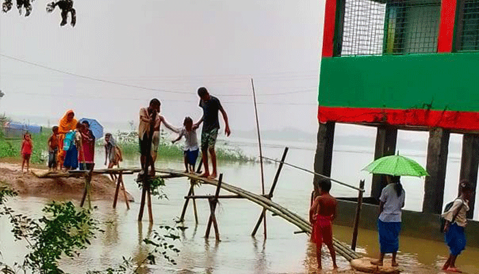 গ্রামবাসীর স্বেচ্ছাশ্রমে বাঁশের সাঁকো