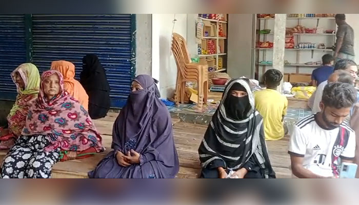 চালের বদলে টাকা ধরিয়ে দিলেন ডিলার