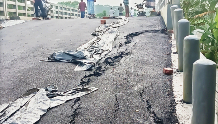 উদ্বোধনের আগেই ৩ কোটি টাকার সেতুর সড়কে ধস