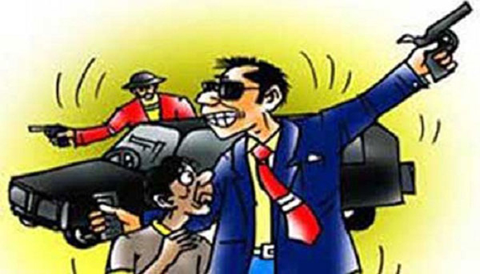 মধ্যরাতে ডিবি পরিচয়ে অস্ত্র ঠেকিয়ে ডাকাতির অভিযোগ