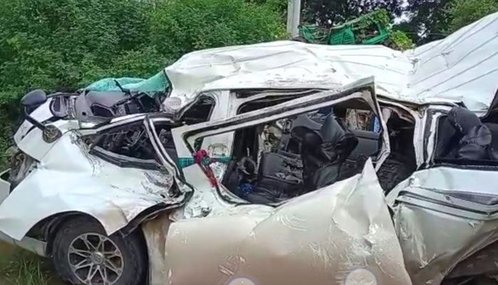 অন্য গাড়িকে ওভারটেক করতে গিয়ে নিয়ন্ত্রণ হারায় ট্রাক, চাপা দেয় মাইক্রোবাসটিকে