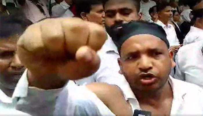 বিএনপি ও আওয়ামীপন্থী আইনজীবীদের হাতাহাতি