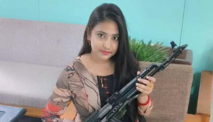 বিবাহ বার্ষিকীতে স্ত্রীকে একে-৪৭ রাইফেল উপহার!