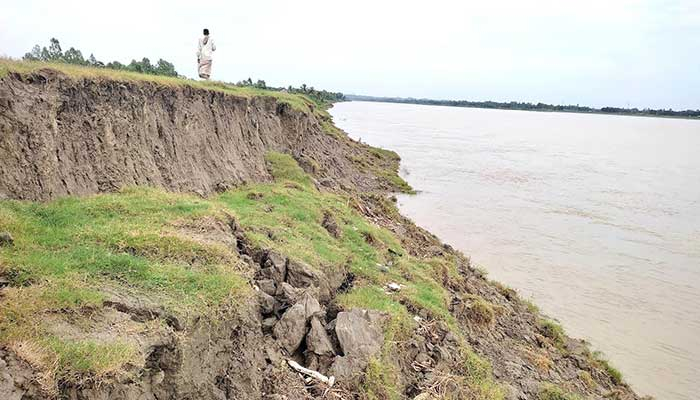 বেড়িবাঁধ নিয়ে দুশ্চিন্তায় আনোয়ারার লাখো মানুষ