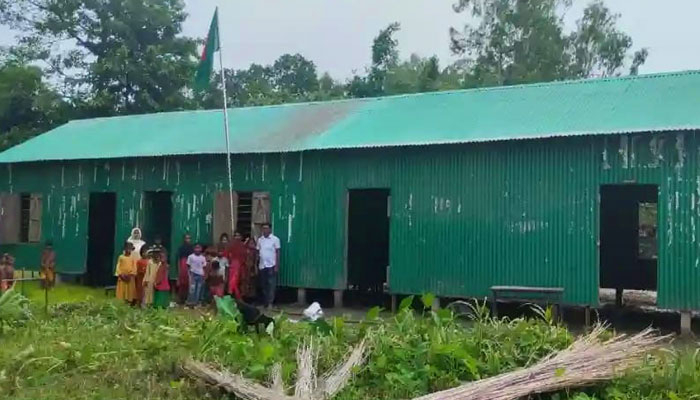 বীর মুক্তিযোদ্ধাকে ভর্ৎসনা হুমকি শিক্ষা কর্মকর্তার