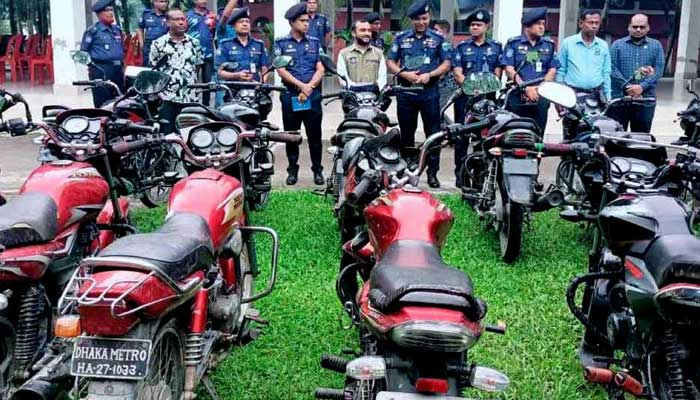 একটি খুঁজতে গিয়ে মিলল ১৬ মোটরসাইকেল, চক্রের ৮ সদস্য গ্রেপ্তার