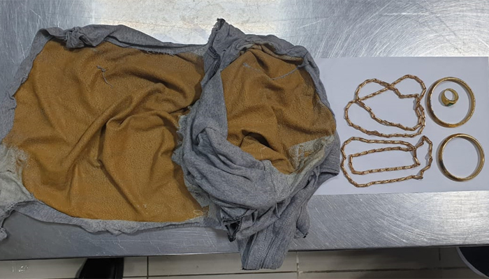 গেঞ্জিতে স্বর্ণের প্রলেপ লাগিয়ে পাচার