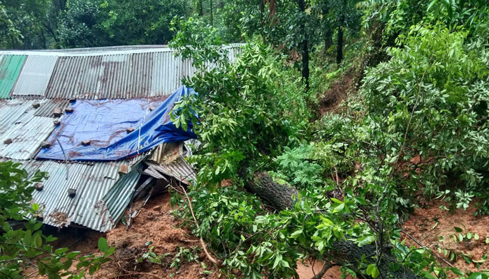 কক্সবাজারে পাহাড় ধসে প্রাণ গেল বৃদ্ধের