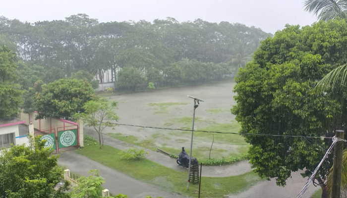 টানা বৃষ্টিতে ভোগান্তিতে নিম্ন আয়ের মানুষ